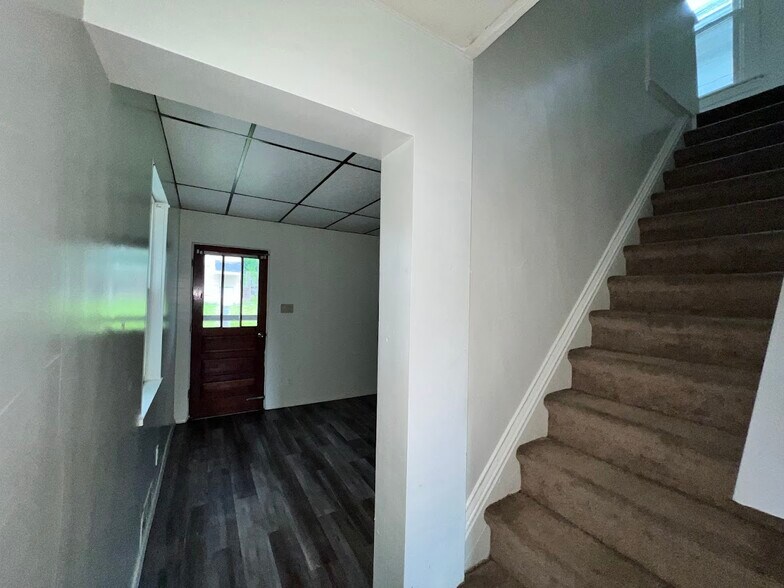 Building Photo - 709 Waddell Ave