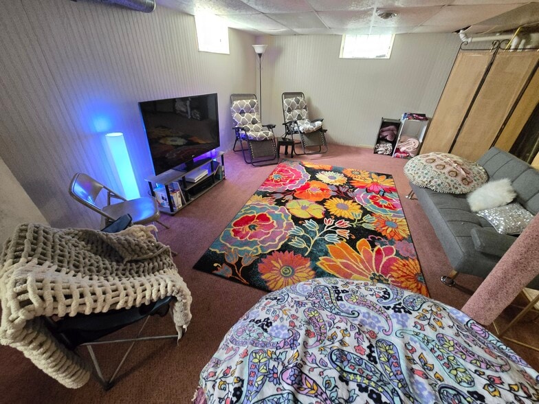 Private entrance to your own living space - 6874 Joanne Cir N