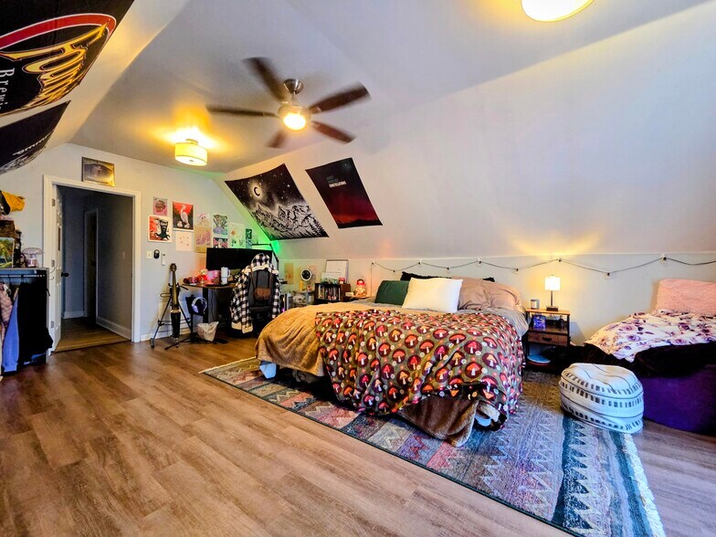 Building Photo - 3022 N Frederick Ave