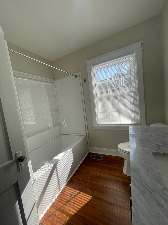 Building Photo - 713 E 2nd St