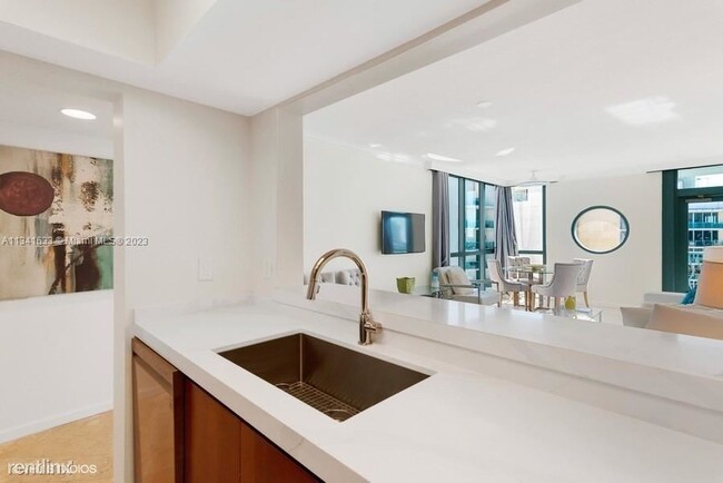 Building Photo - 2 br, 2 bath Condo - 1500 Ocean Dr # UPH-8