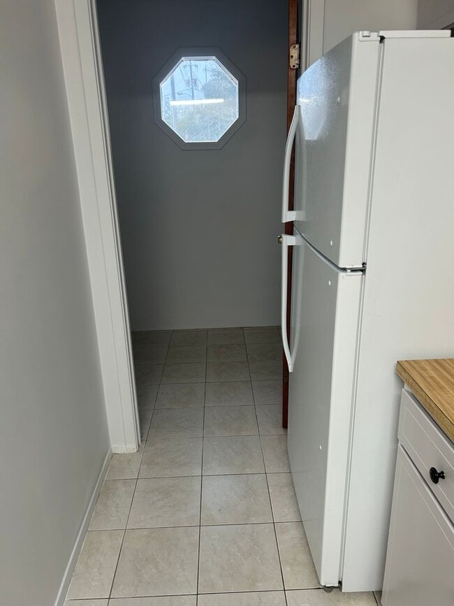 Building Photo - 2 Bedroom/ 1.5 Bath Townhome w/ Washer & Dryer Connection