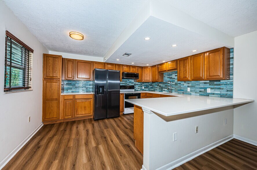 large kitchen with ample cabinets - 4050 4th St N