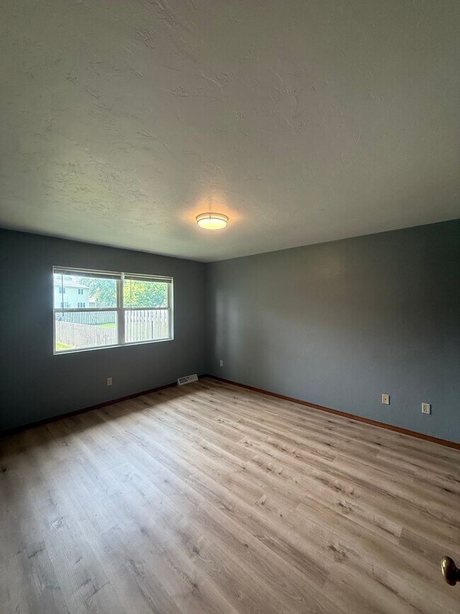 Building Photo - 600-602 Mollies Way