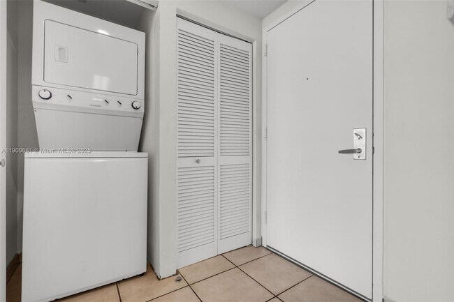 Building Photo - 2475 Brickell Ave