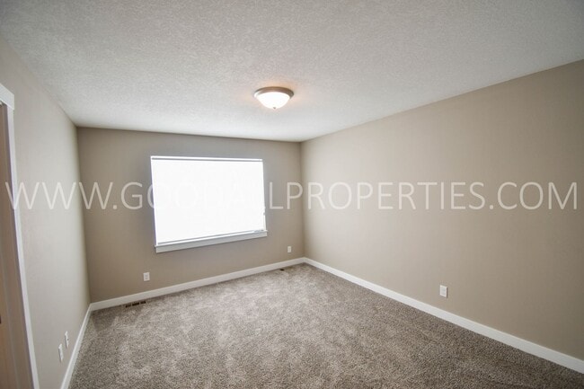 Building Photo - 4 Bed 2.5 bath Ranch with Finished Basement!