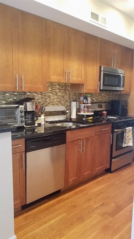 Building Photo - 525 Adams St