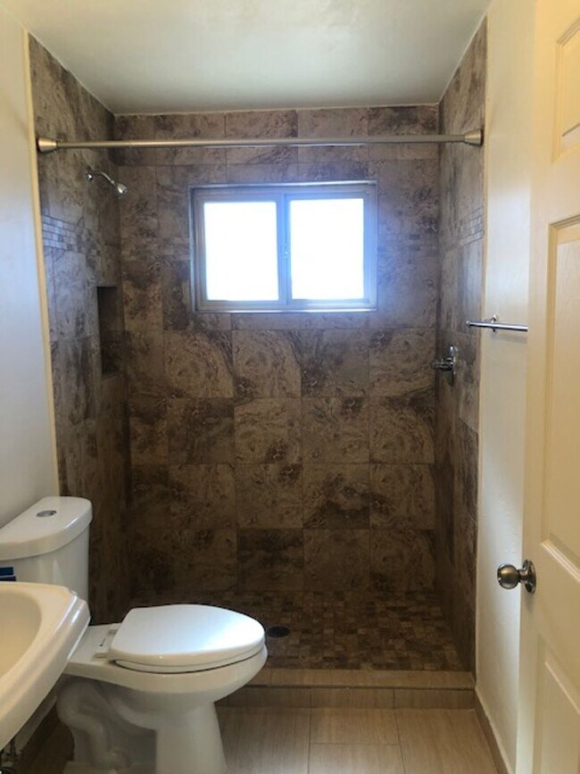 Building Photo - Mid town newly updated home!