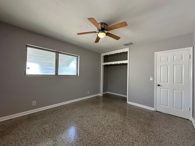 Building Photo - 415 49th St