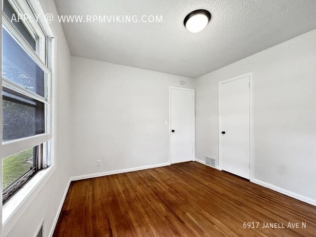 Building Photo - 4br 2ba 2cg ~ Security Deposit Free Altern...