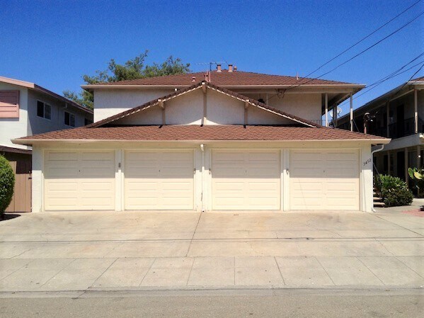 Private garage w/remote - 3452 Redwood Ct