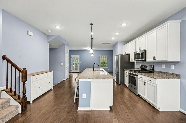 Building Photo - 2444 Drake Ln