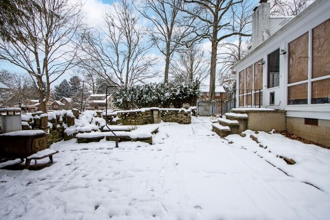 Building Photo - Two bedroom single-family home