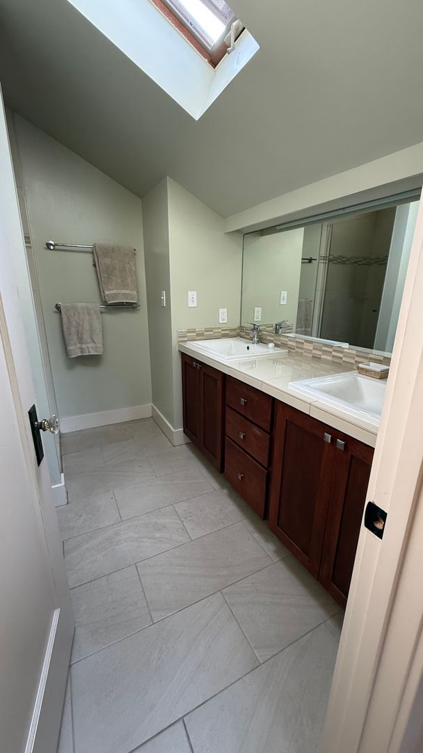 Building Photo - Beautiful Fully Furnished Home in Close-In...