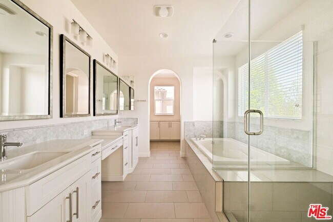 Building Photo - 5929 Spelthorne Ln