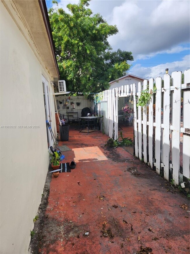 Building Photo - 2210 SW 89th Ct