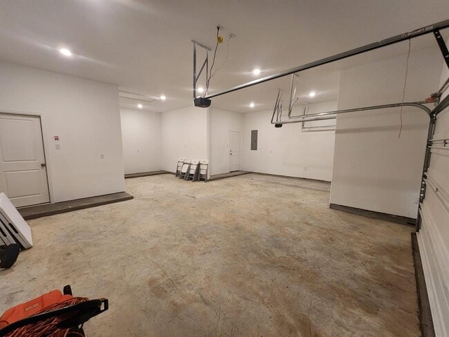 Building Photo - 5003 Twin Summit Dr