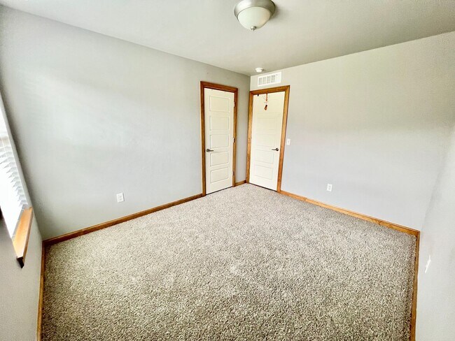 Building Photo - ?4 Bedroom Home plus Study Room! Yukon Sch...