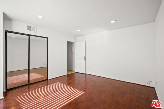 Building Photo - 1900 Vine St