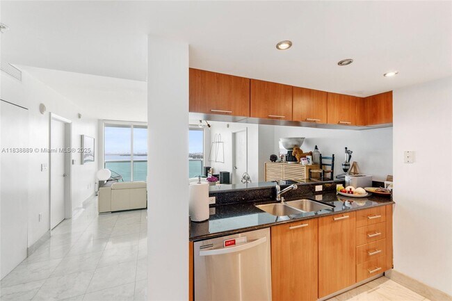 Building Photo - 1800 N Bayshore Dr