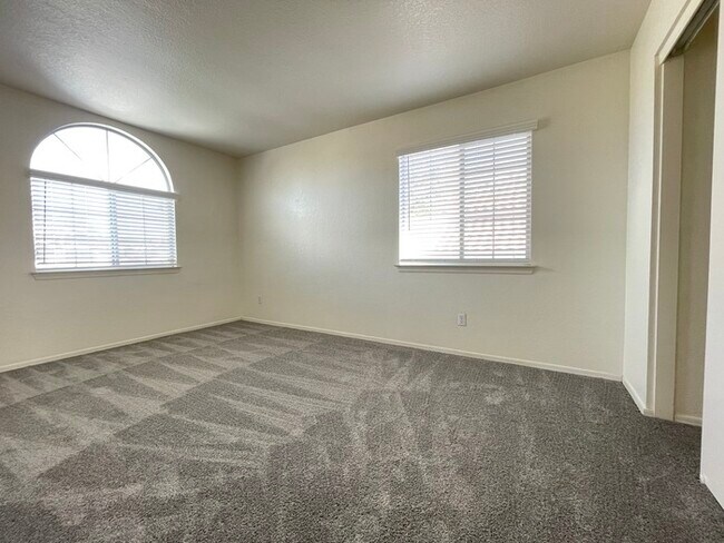 Building Photo - To schedule a viewing, call Wally Fellman ...