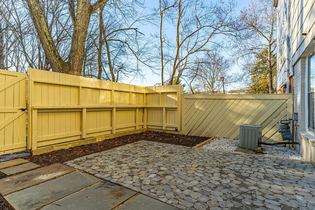 Building Photo - Renovated Home in Pinewood Lake Neighborhood