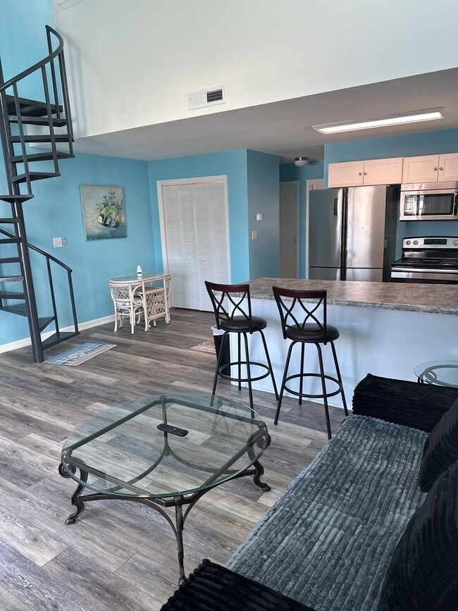 Building Photo - Fully furnished condo minutes from the beach!