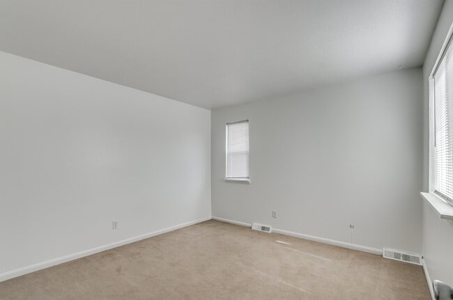 Building Photo - 1152 S Yosemite Way