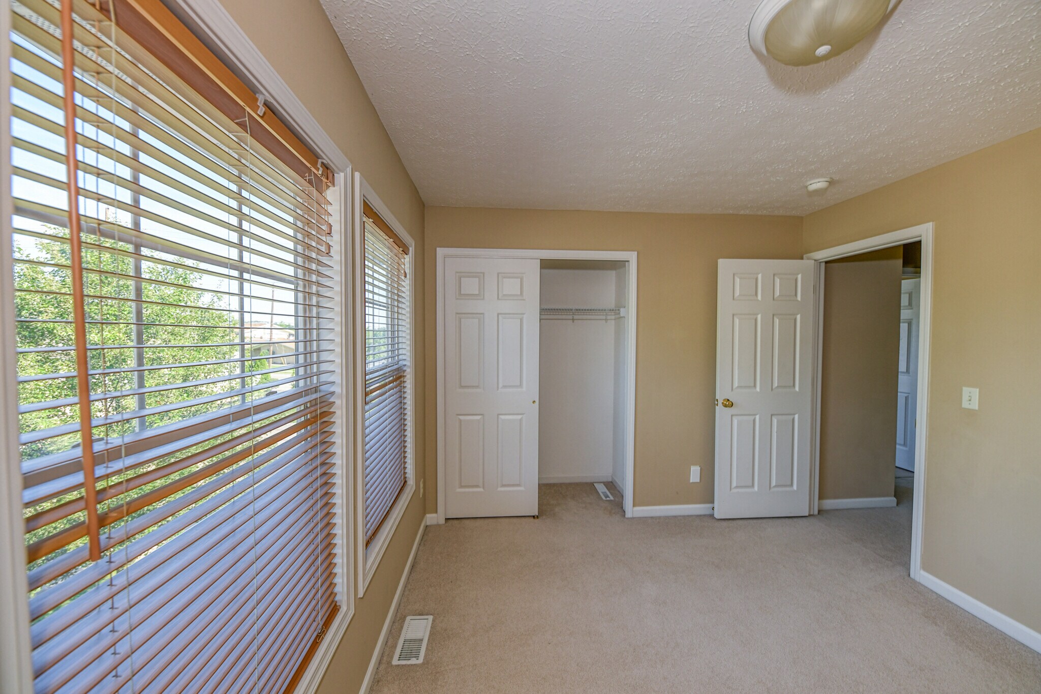 Building Photo - 5845 Crescent Ridge Dr