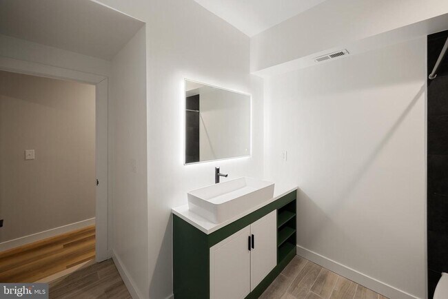 Building Photo - 2037 McCulloh St