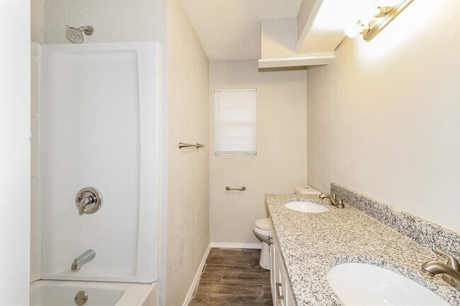 Building Photo - 800 Plaza Dr