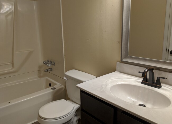 Building Photo - 1040 Britton Springs Rd