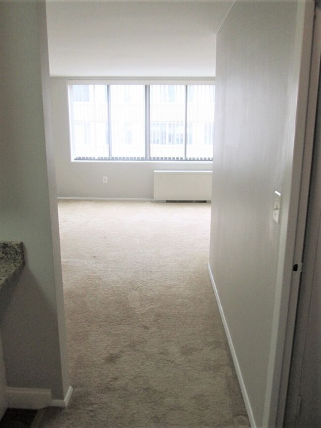Building Photo - Bright and Spacious Condo in Fantastic Fog...