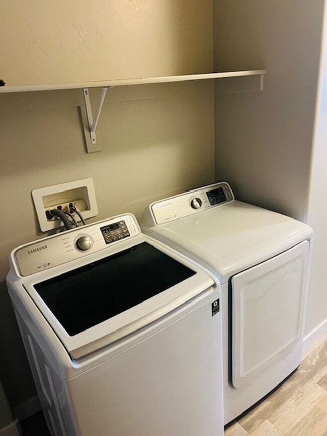 Building Photo - Beautiful home with central air and 2 car garage.