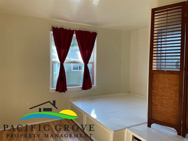 Building Photo - Available Soon! Two Bedroom with Bonus Room in Pacific Grove!