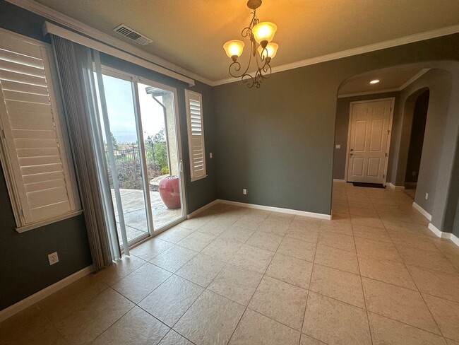 Building Photo - 3 Bedroom Roseville Home in Gated Community