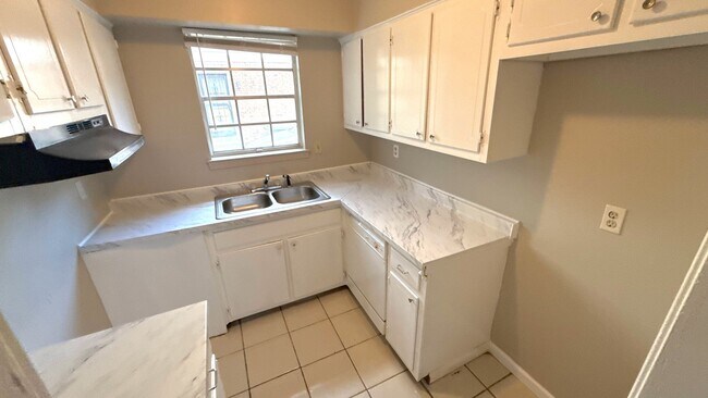 Building Photo - 835 Candace Dr