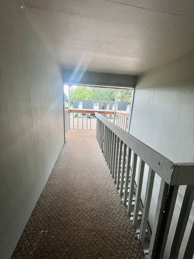 Building Photo - Upper-Floor Unit in Fourplex near Tacoma Mall