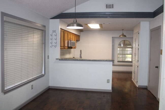 Building Photo - 915 W Lovers Ln