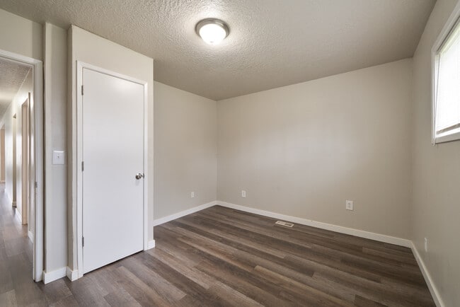 Building Photo - 15706 E Burnside St