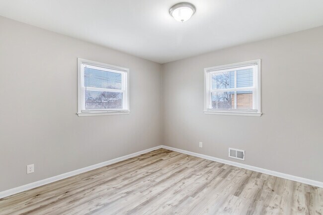 Building Photo - 147 S Grand Ave