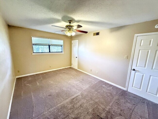 Building Photo - 3025 Chase Ln