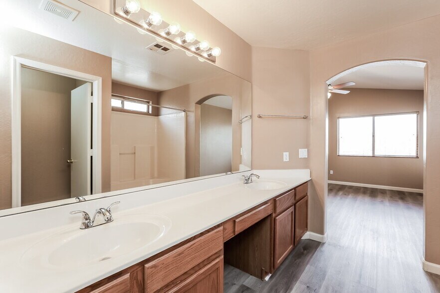 Building Photo - 1653 N 136th Ln