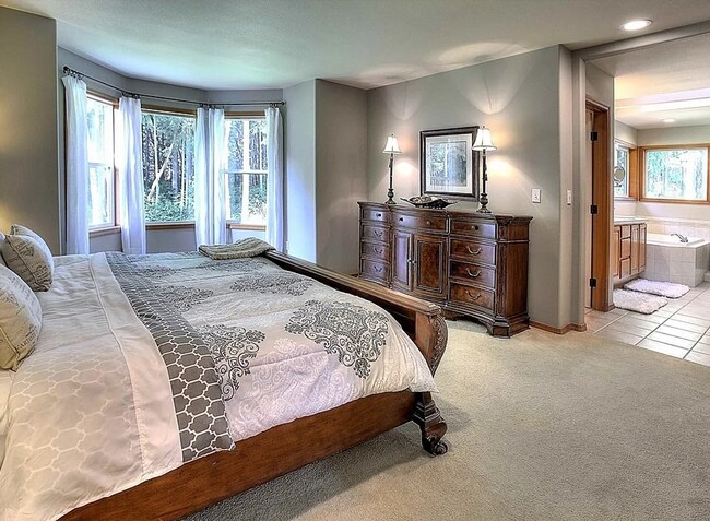Building Photo - Spacious Living in a Gated Gig Harbor Community