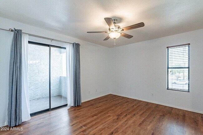 Building Photo - 850 S River Dr