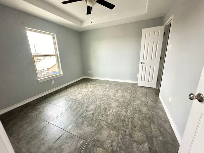 Building Photo - 2705 Mauricio St