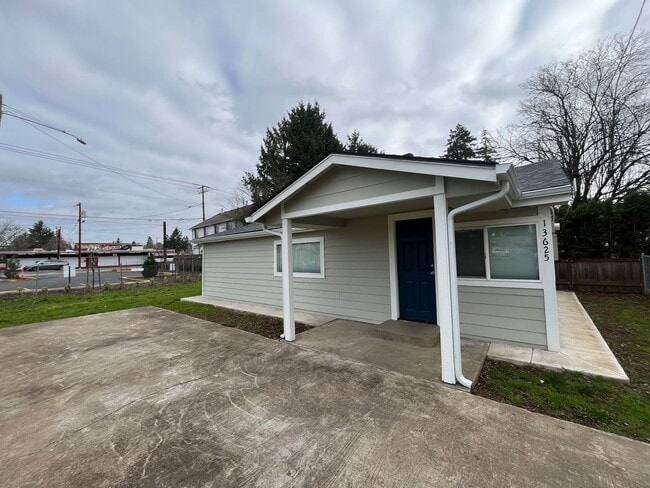 Building Photo - 2 Bed 1 Bath home in Powellhurst-Gilbert! In Unit Laundry and Private yard!