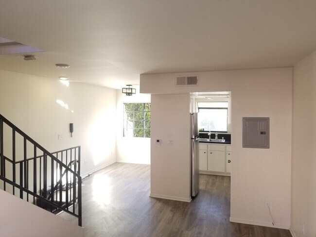 View of Dining Rm & Kitchen - 2003 Vista Del Mar Ave