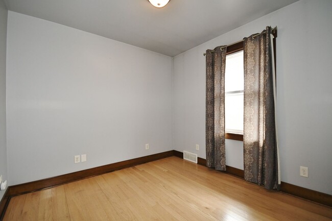 Building Photo - Charming 2-Bedroom Townhouse for Rent in C...