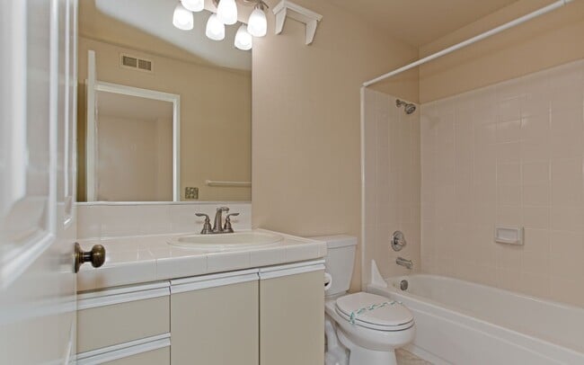 Building Photo - Gorgeous Townhome in Laguna Del Mar Community!